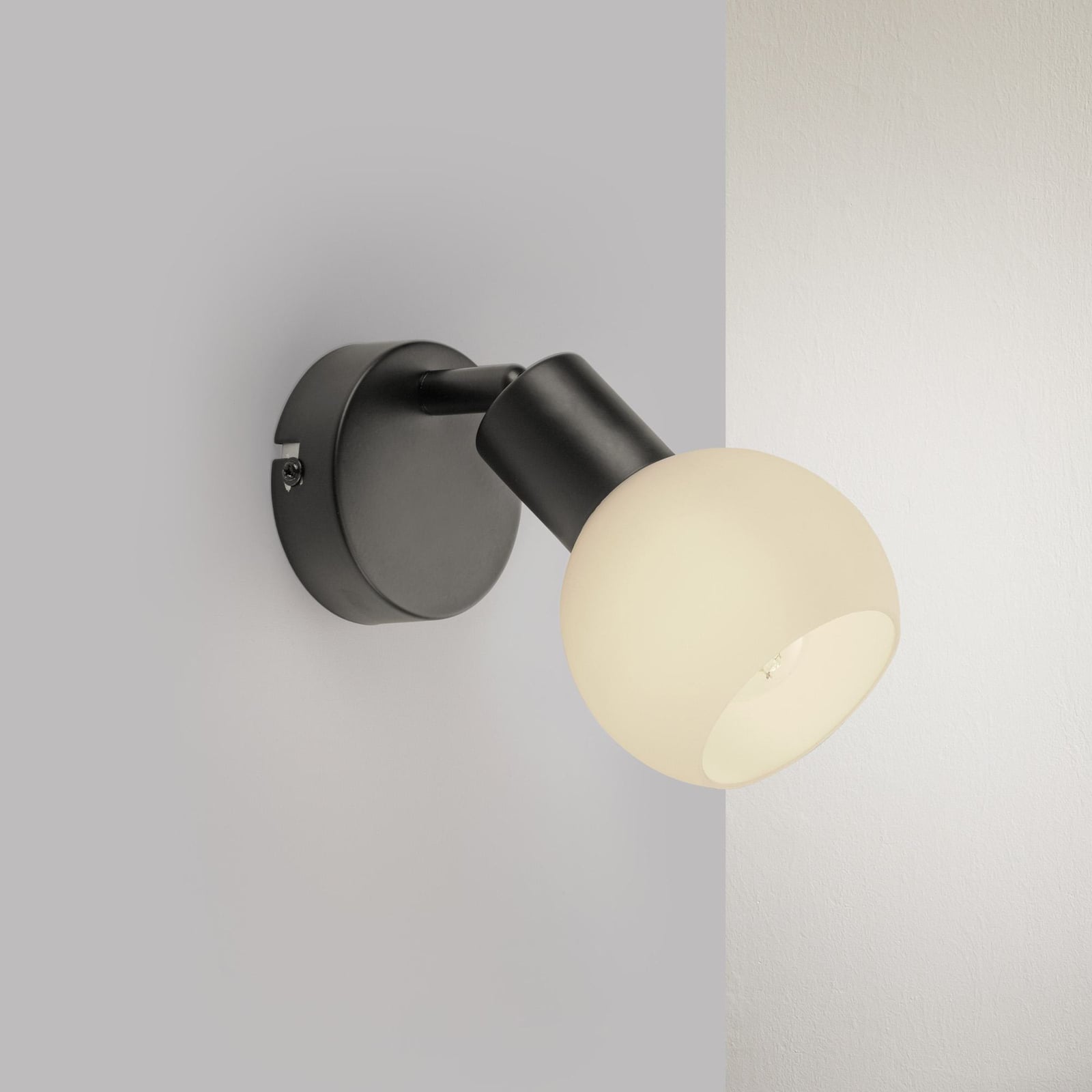 Vegglampe Loki svart jern og satinert glass forfra
