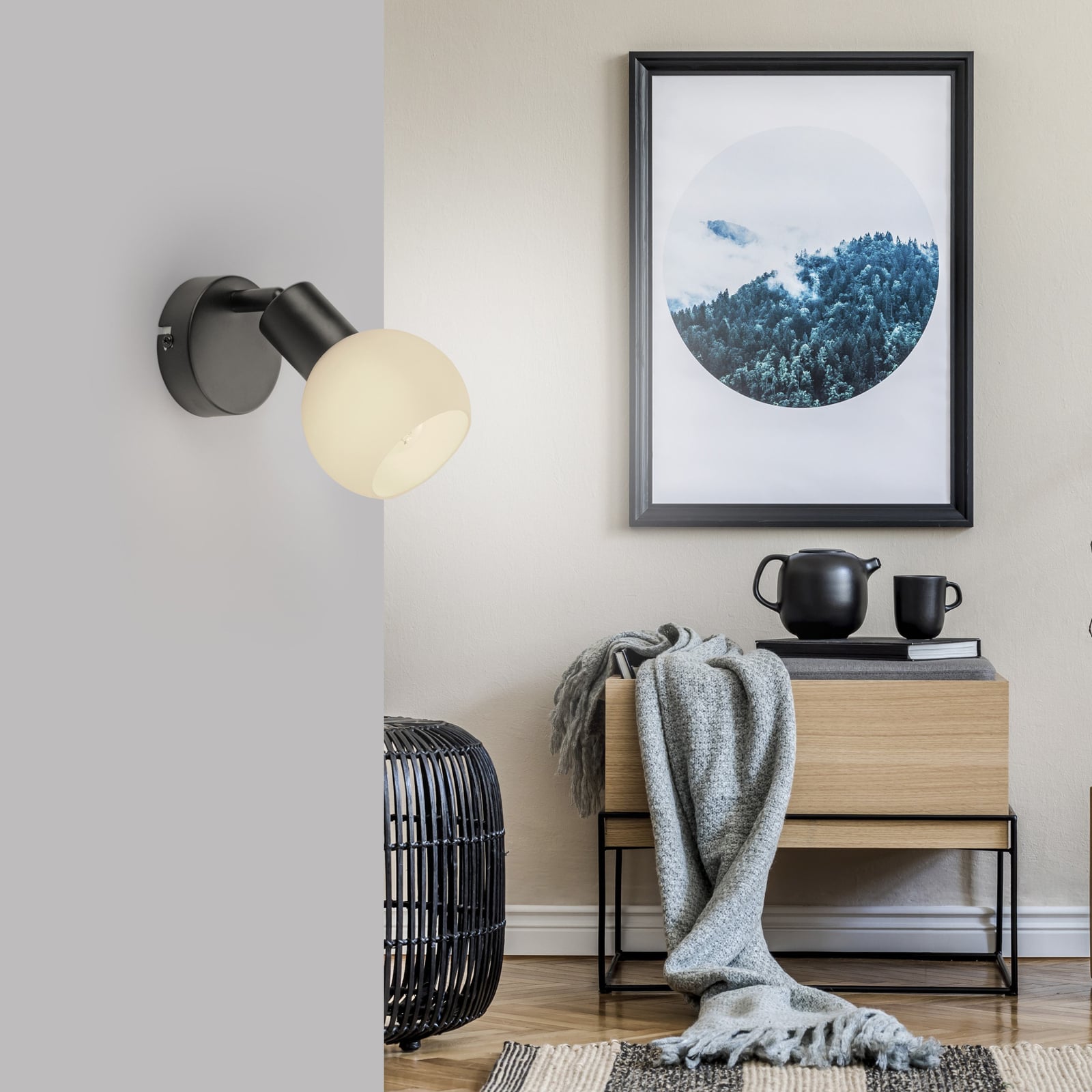 Bakside av vegglampe Loki svart jern og satinert glass