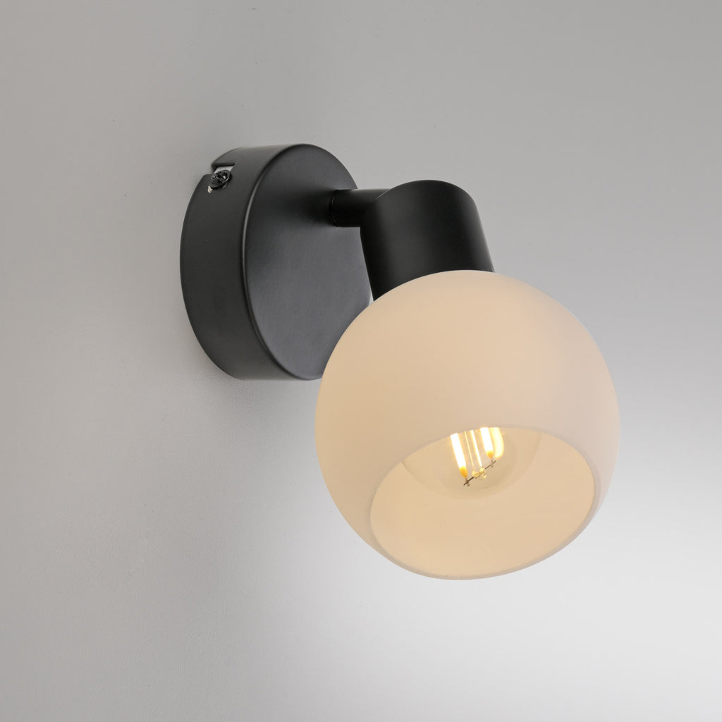 Montert vegglampe Loki svart jern og satinert glass i rom