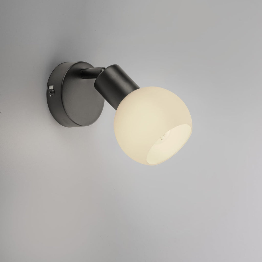 Nærbilde av E14 LED-lyskilde i vegglampe Loki svart jern og satinert glass