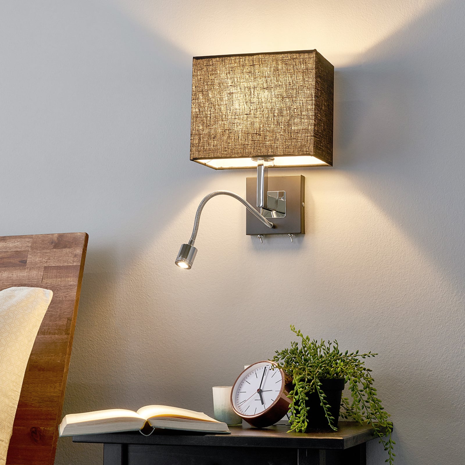 Bakside av Vegglampe Rebekka tekstil svart med LED-lesearm dimbar E27