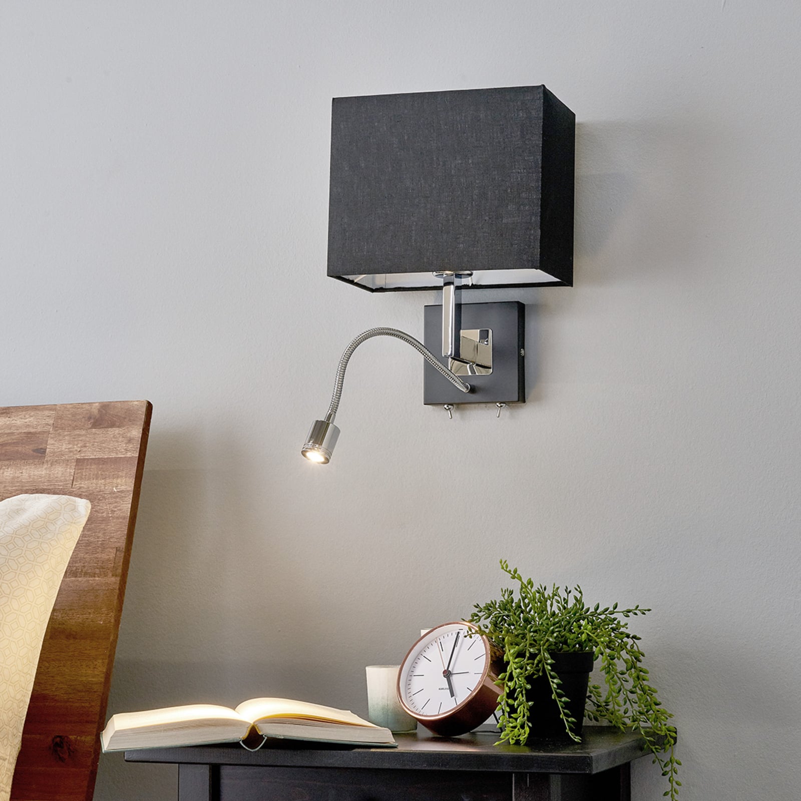 Vegglampe Rebekka tekstil svart med LED-lesearm dimbar E27 montert på vegg
