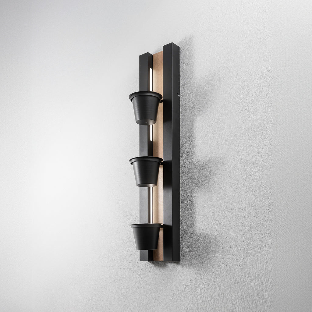 Detalj av Vegglampe Shelf med hyller svart/tre 90 cm