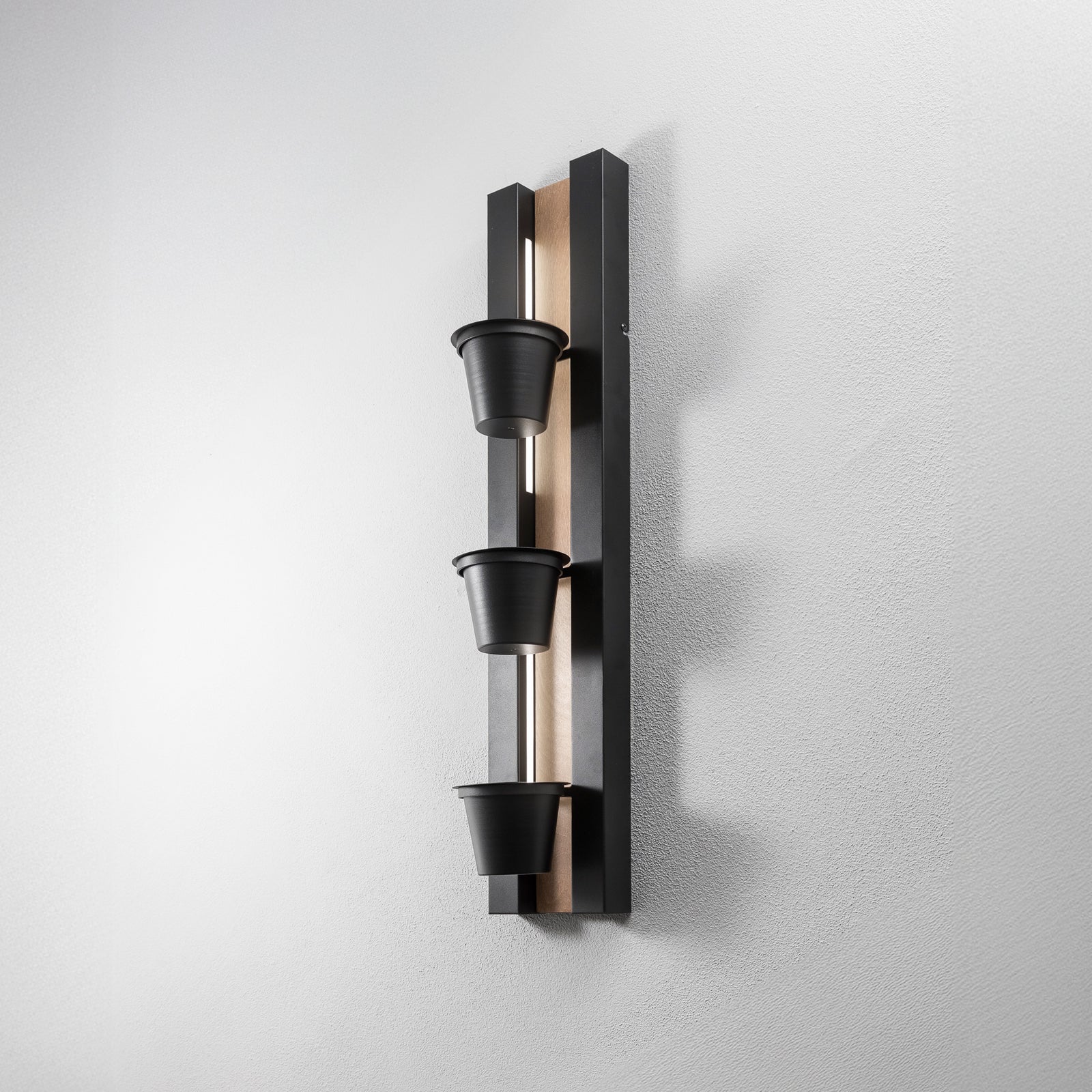 Detalj av Vegglampe Shelf med hyller svart/tre 90 cm