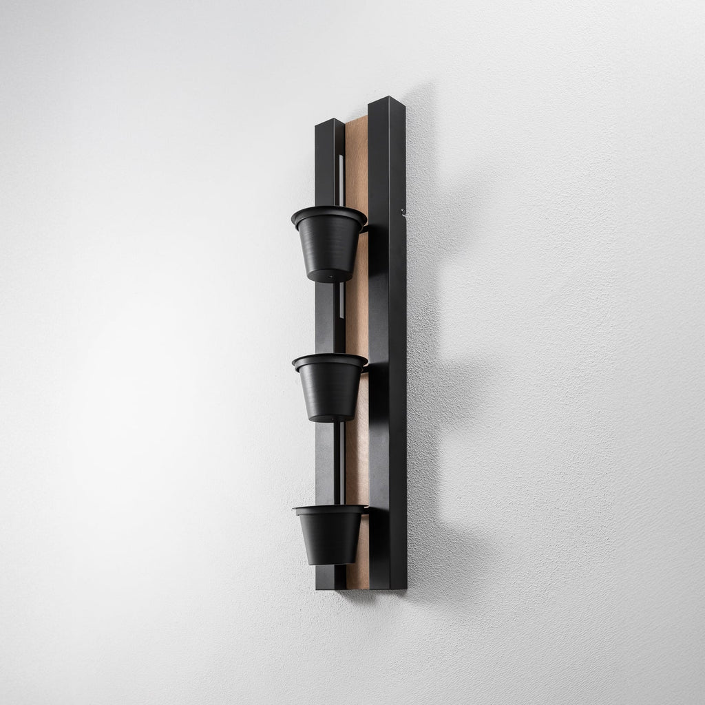 Vegglampe Shelf med hyller svart/tre 90 cm i interiør