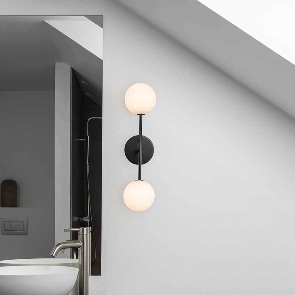 Vegglampe Sigma 2-lys opalglass svart montert