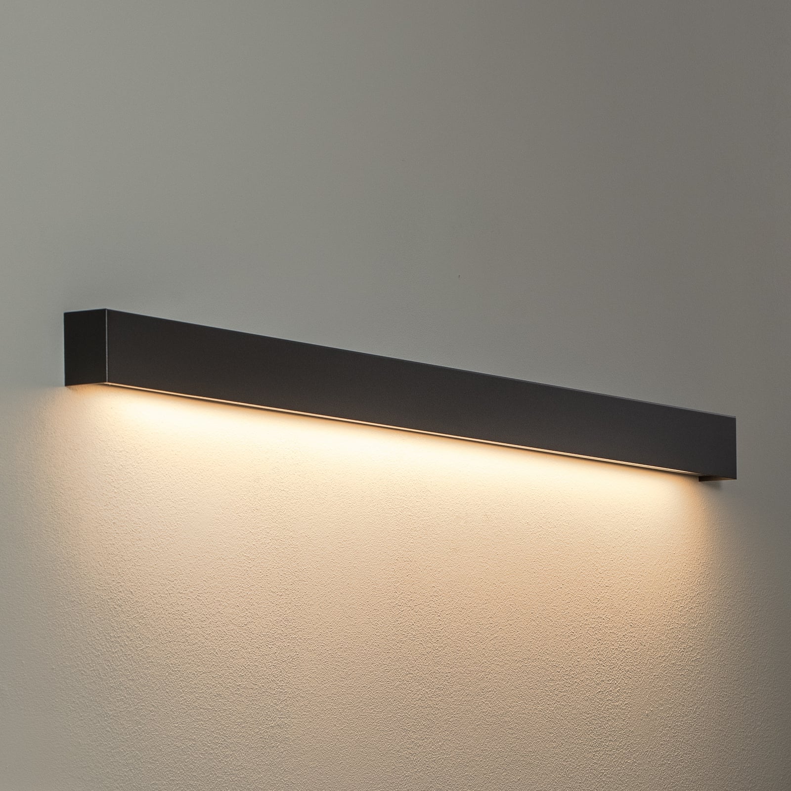 Vegglampe Straight L svart stål forfra