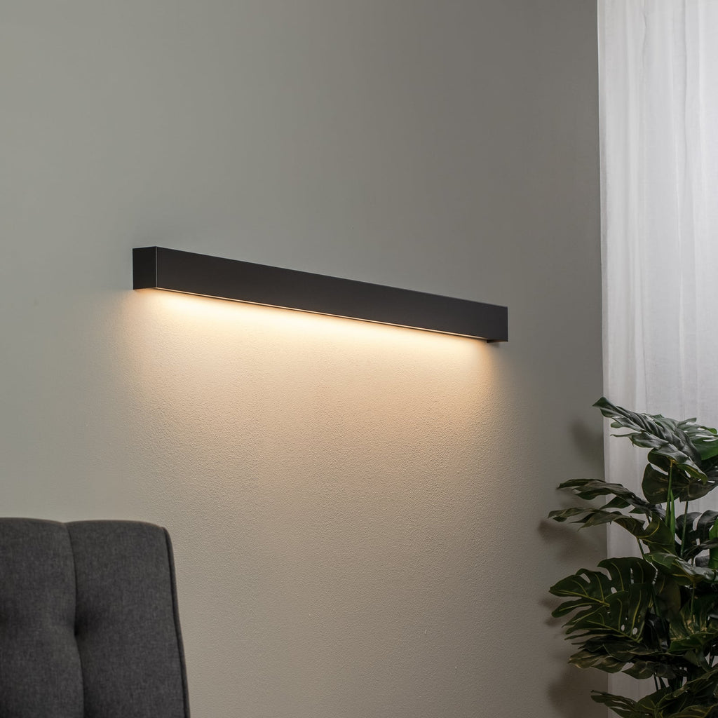 Vegglampe Straight L svart stål bakside