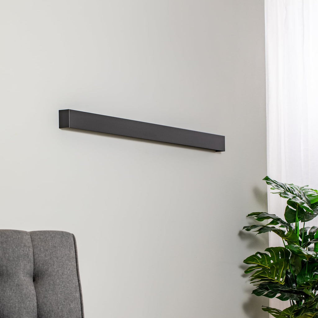 Detalj av vegglampe Straight L svart stål