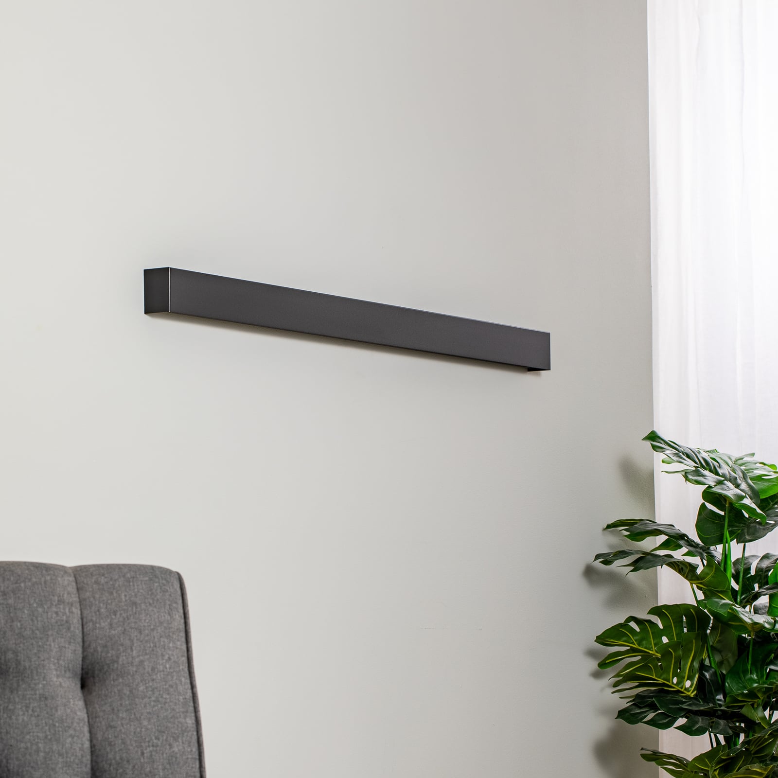 Detalj av vegglampe Straight L svart stål