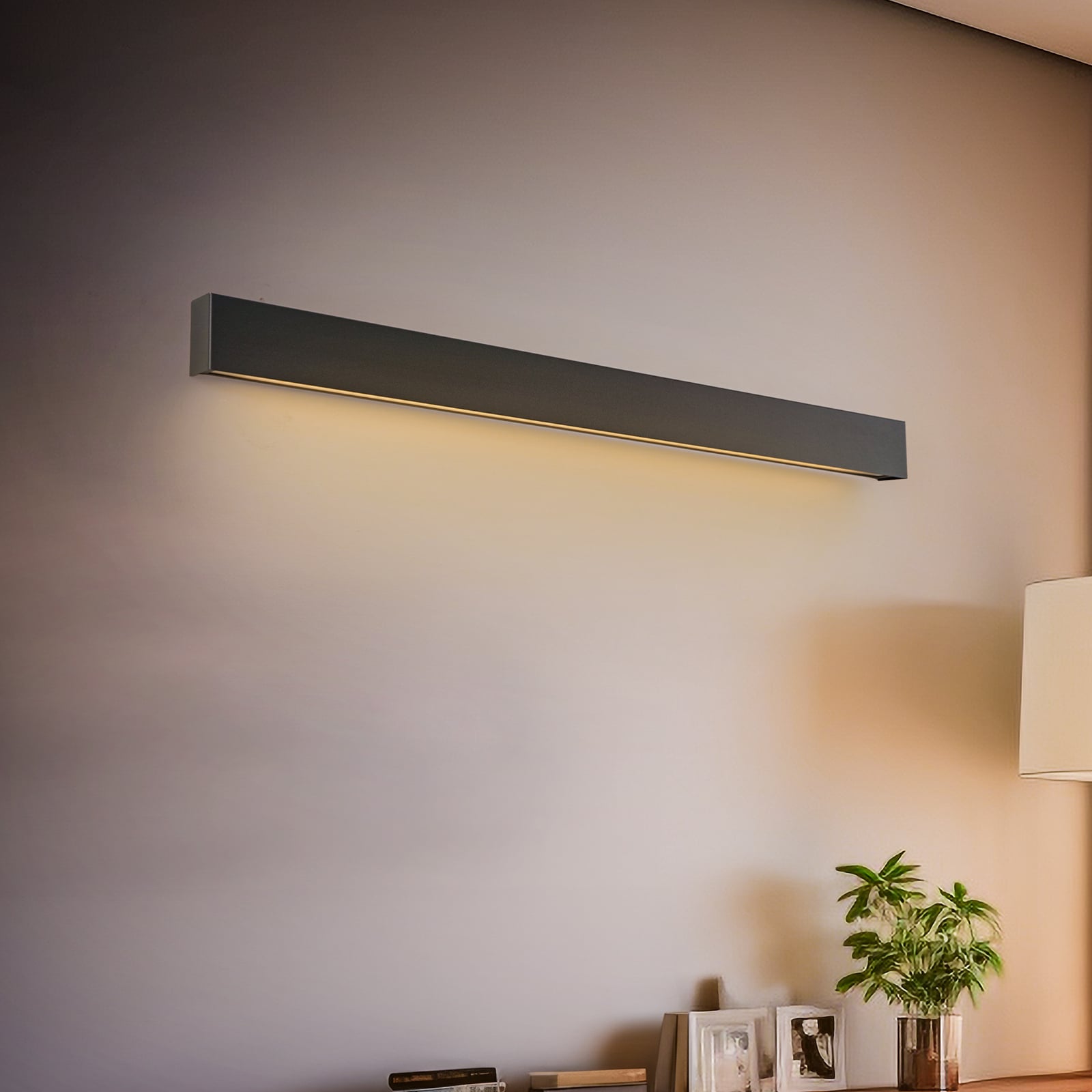 Vegglampe Straight M grafitt 92 cm forfra