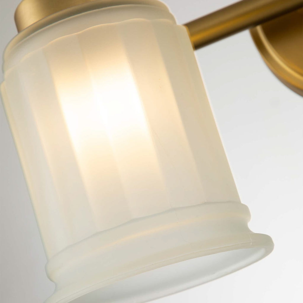 Detalj av Vegglampe Swell 2-lys børstet messing satinert glass IP44