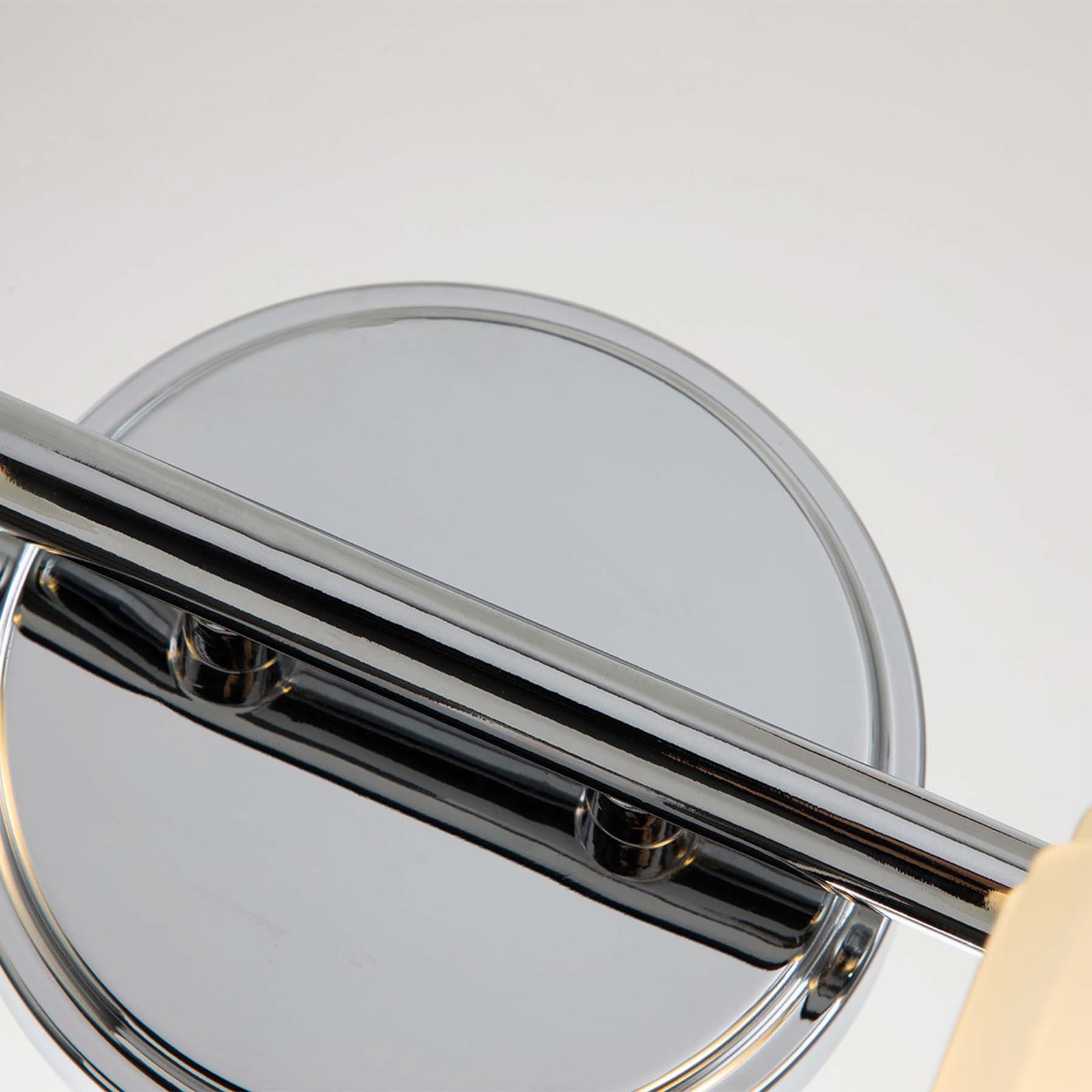 Detalj av Vegglampe Swell 2-lys krom satinert glass IP44
