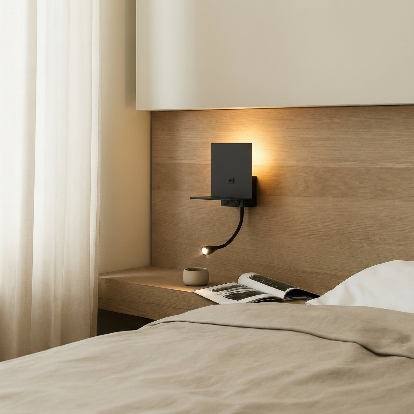 Vegglampe Thorid svart bakside og USB-port