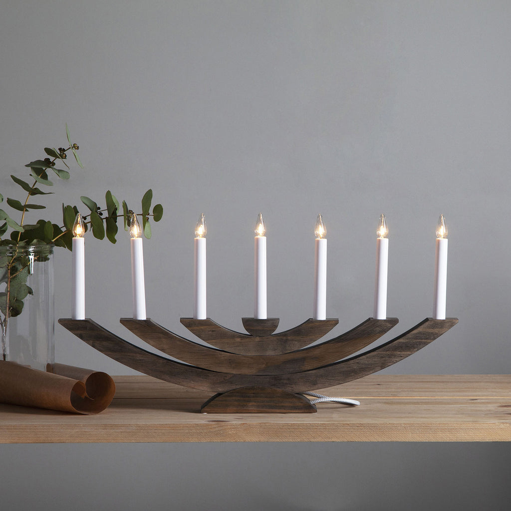 Vinduslysestake Navida 7-lys tre brun 60 cm montert i vindu