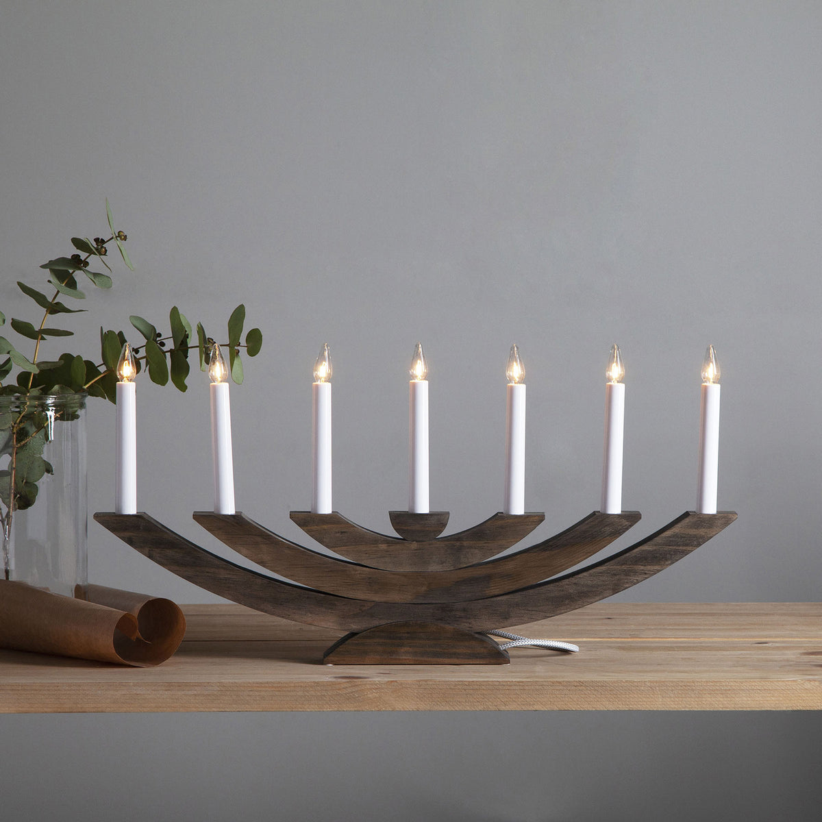 Vinduslysestake Navida 7-lys tre brun 60 cm montert i vindu